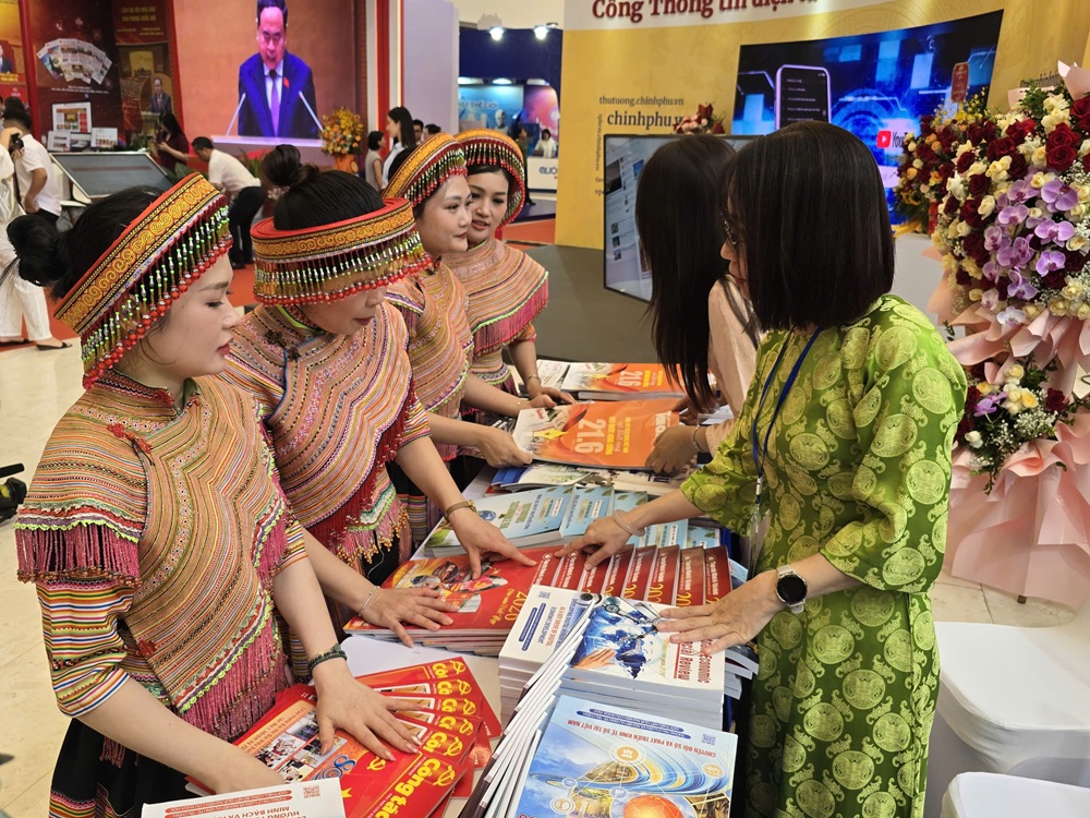 Các đồng nghiệp Báo Tuyên Quang tham quan gian trưng bày