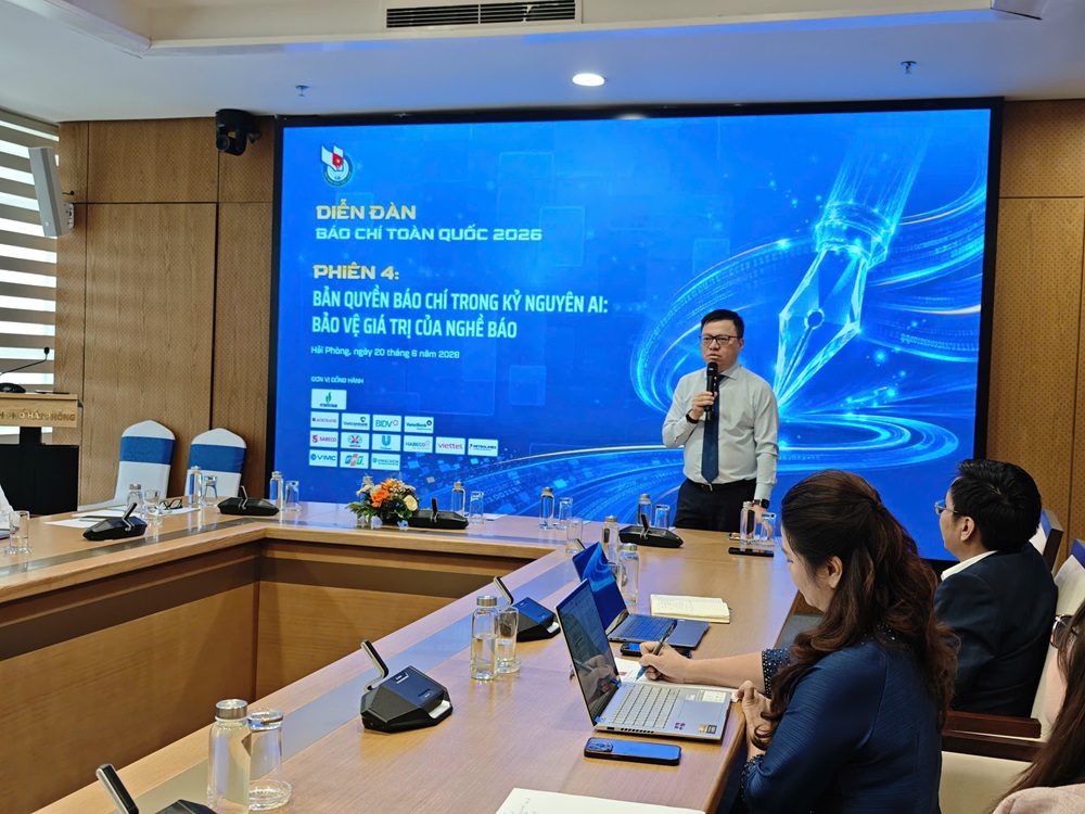 Ông Lê Quốc Minh, Ủy viên Trung ương Đảng, Tổng biên tập Báo Nhân Dân, Phó Trưởng Ban Tuyên giáo và Dân vận Trung ương, Chủ tịch Hội Nhà báo Việt Nam trao đổi tại phiên