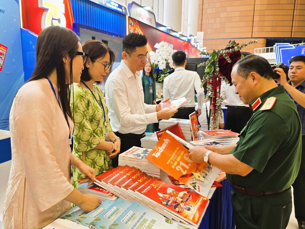 Thiếu tướng Đoàn Xuân Bộ, Tổng Biên tập Báo Quân đội Nhân dân (phải) tham quan gian trưng bày