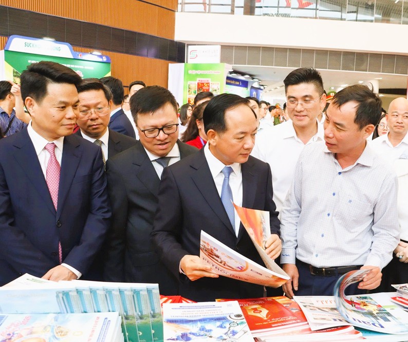 Trưởng Ban Tuyên giáo và Dân vận Trung ương Trịnh Văn Quyết thăm quan gian trưng bày Liên chi hội Nhà báo ngành Tài chính, đọc đặc san chào mừng “101 năm Báo chí cách mạng Việt Nam” của Tạp chí kinh tế - Tài chính