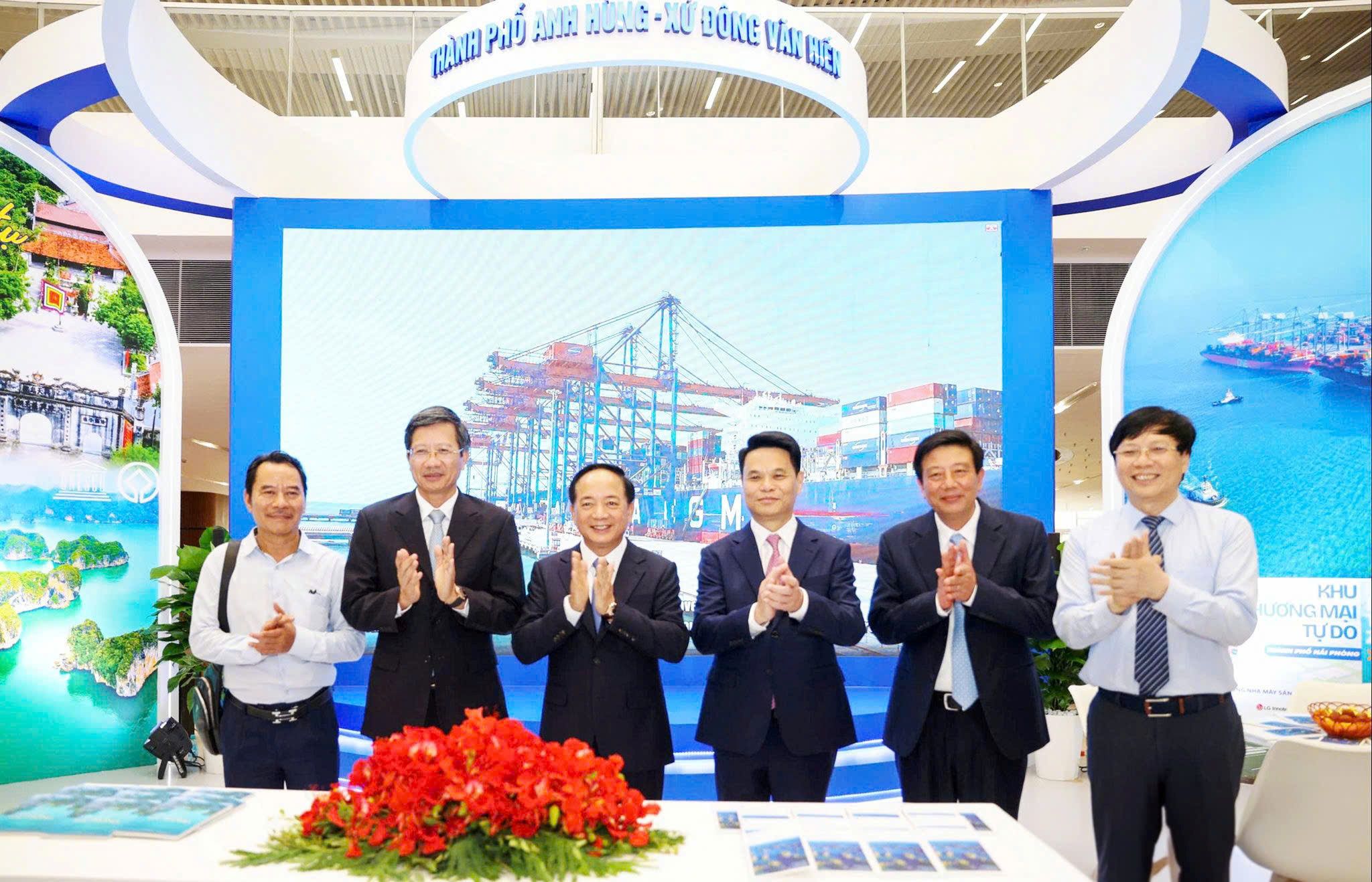 Trưởng Ban Tuyên giáo và Dân vận Trung ương Trịnh Văn Quyết và Bí thư Thành ủy Lê Ngọc Châu cùng đại diện lãnh đạo thành phố Hải Phòng tham quan gian trưng bày giới thiệu về thành phố Hải Phòng tại Hội báo toàn quốc 2026