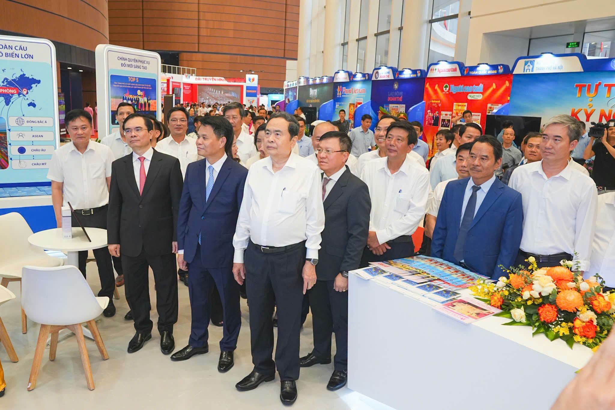 Chủ tịch Quốc hội Trần Thanh Mẫn tham quan gian trưng b&agrave;y của th&agrave;nh phố Hải Ph&ograve;ng tại Hội B&aacute;o to&agrave;n quốc 2026