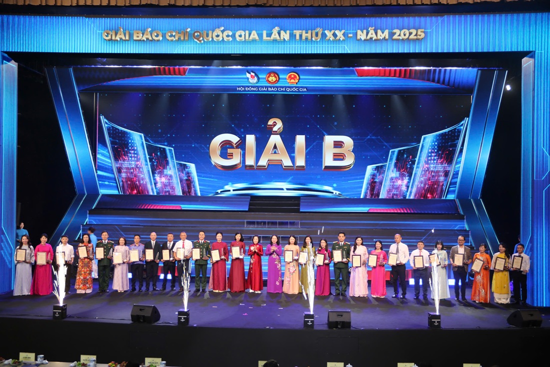 Đồng chí Võ Thị Ánh Xuân, Bí thư Trung ương Đảng Phó Chủ tịch nước CHXHCN Việt Nam và Đồng chí Nguyễn Thị Thanh, Ủy viên Trung ương Đảng Phó Chủ tịch Quốc hội nước CHXHCN Việt Nam trao Giải B cho 26 tác phẩm đạt giải