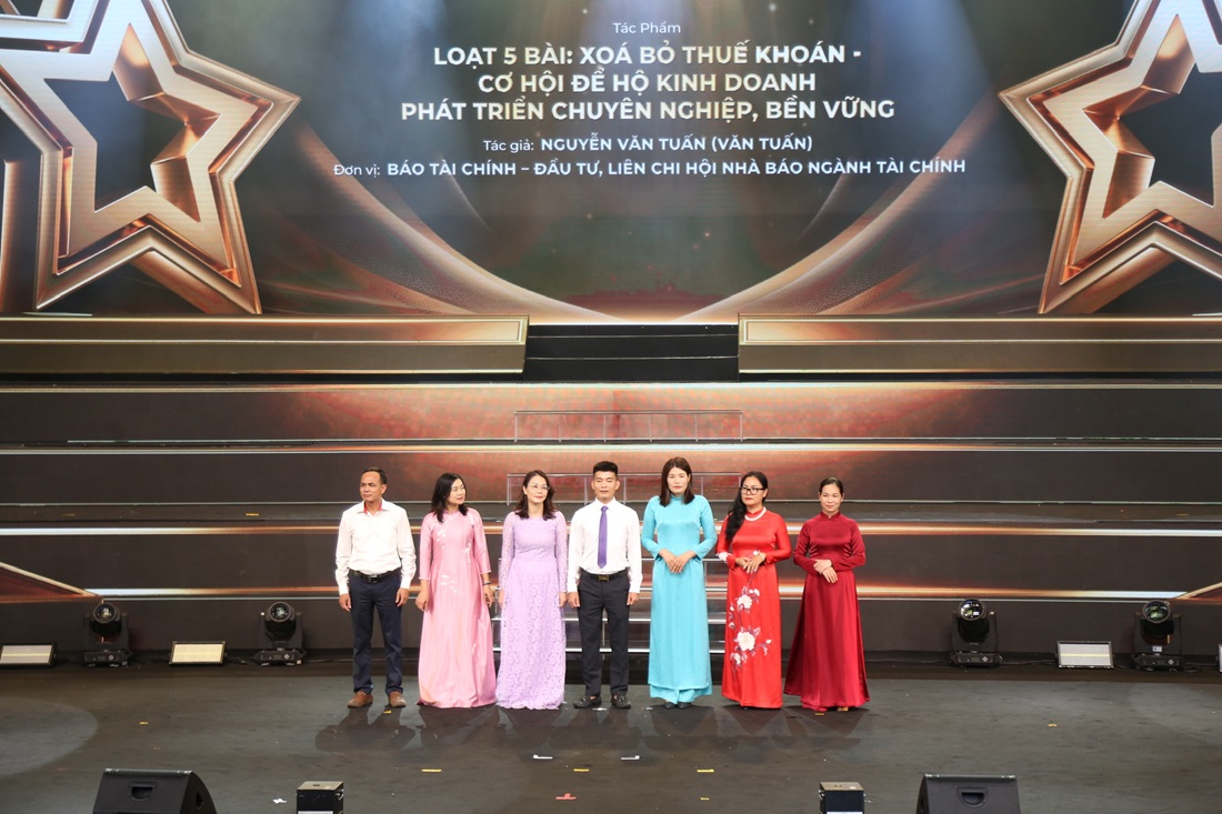 Tác phẩm: Loạt 5 bài: Xóa bỏ thuế khoán – cơ hội để hộ kinh doanh phát triển chuyên nghiệp, bền vững của tác giả Nguyễn Văn Tuấn (Văn Tuấn) – Báo tài chính – Đầu tư, Liên chi hội Nhà báo ngành tài chính đạt giải C