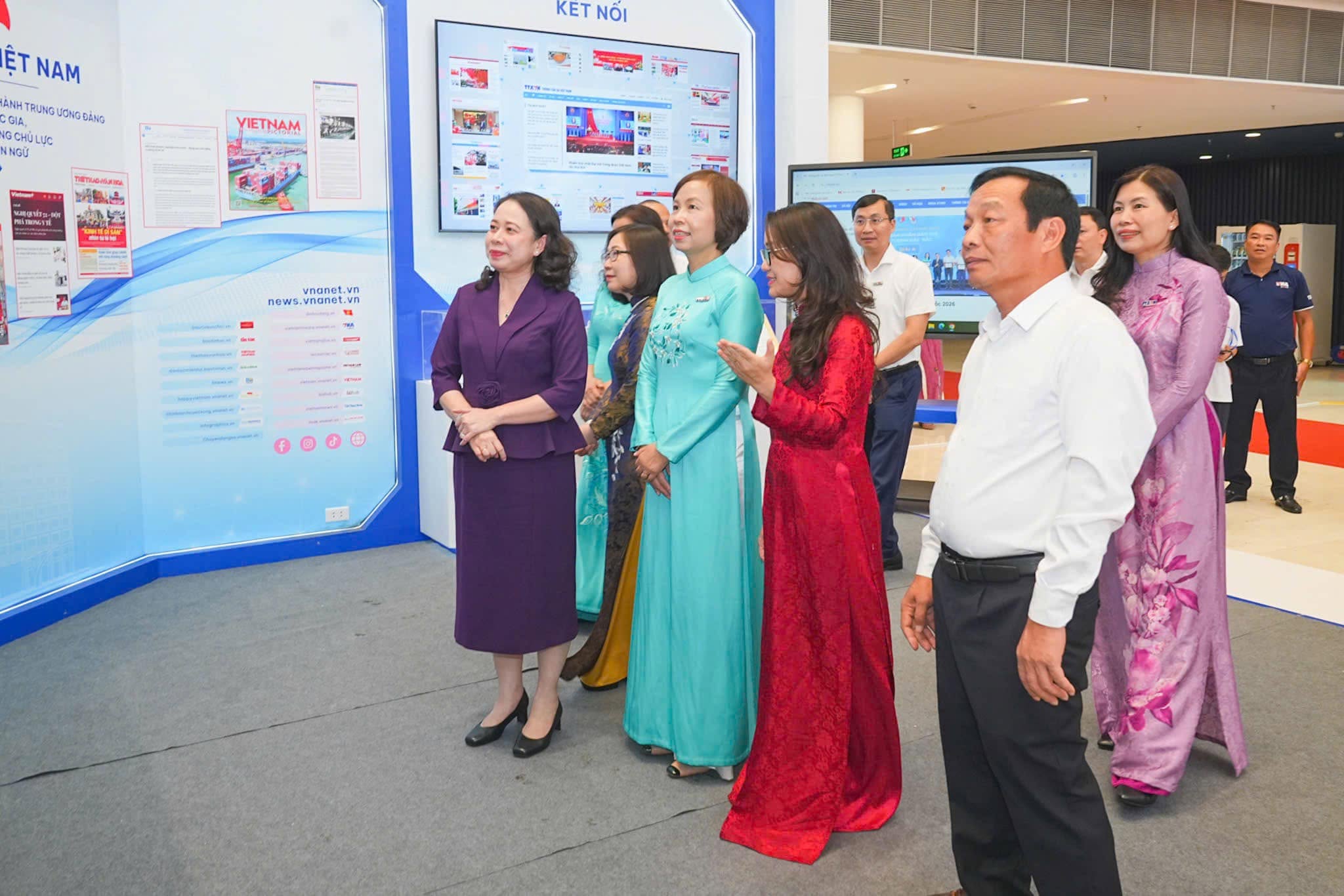 Ph&oacute; Chủ tịch nướcV&otilde; Thị &Aacute;nh Xu&acirc;n c&ugrave;ng l&atilde;nh đạo th&agrave;nh phố Hải Ph&ograve;ng v&agrave; Hội Nh&agrave; b&aacute;o Việt Nam thăm c&aacute;c gian trưng b&agrave;y tại Hội b&aacute;o to&agrave;n quốc năm 2026