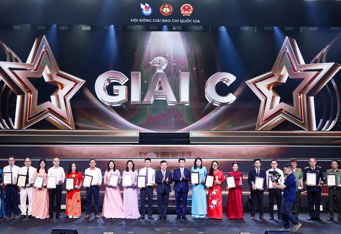 Ông Lê Ngọc Châu, Uỷ viên Trung ương Đảng, Bí thư Thành uỷ Hải Phòng và ông Lê Quốc Minh, Ủy viên Trung ương Đảng, Tổng Biên tập Báo Nhân Dân, Phó Trưởng Ban Tuyên giáo và Dân vận Trung ương, Chủ tịch Hội Nhà báo Việt Nam trao Giải C