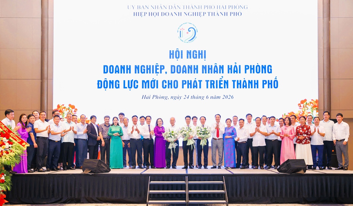 Ban Thường trực Hiệp hội Doanh nghiệp th&agrave;nh phố Hải Ph&ograve;ng tặng hoa ch&uacute;c mừng c&aacute;c đồng ch&iacute;: Ph&oacute; Thủ tướng Ch&iacute;nh phủ L&ecirc; Tiến Ch&acirc;u; B&iacute; thư Th&agrave;nh uỷ L&ecirc; Ngọc Ch&acirc;u; Chủ tịch UBND th&agrave;nh phố Đỗ Th&agrave;nh Trung.