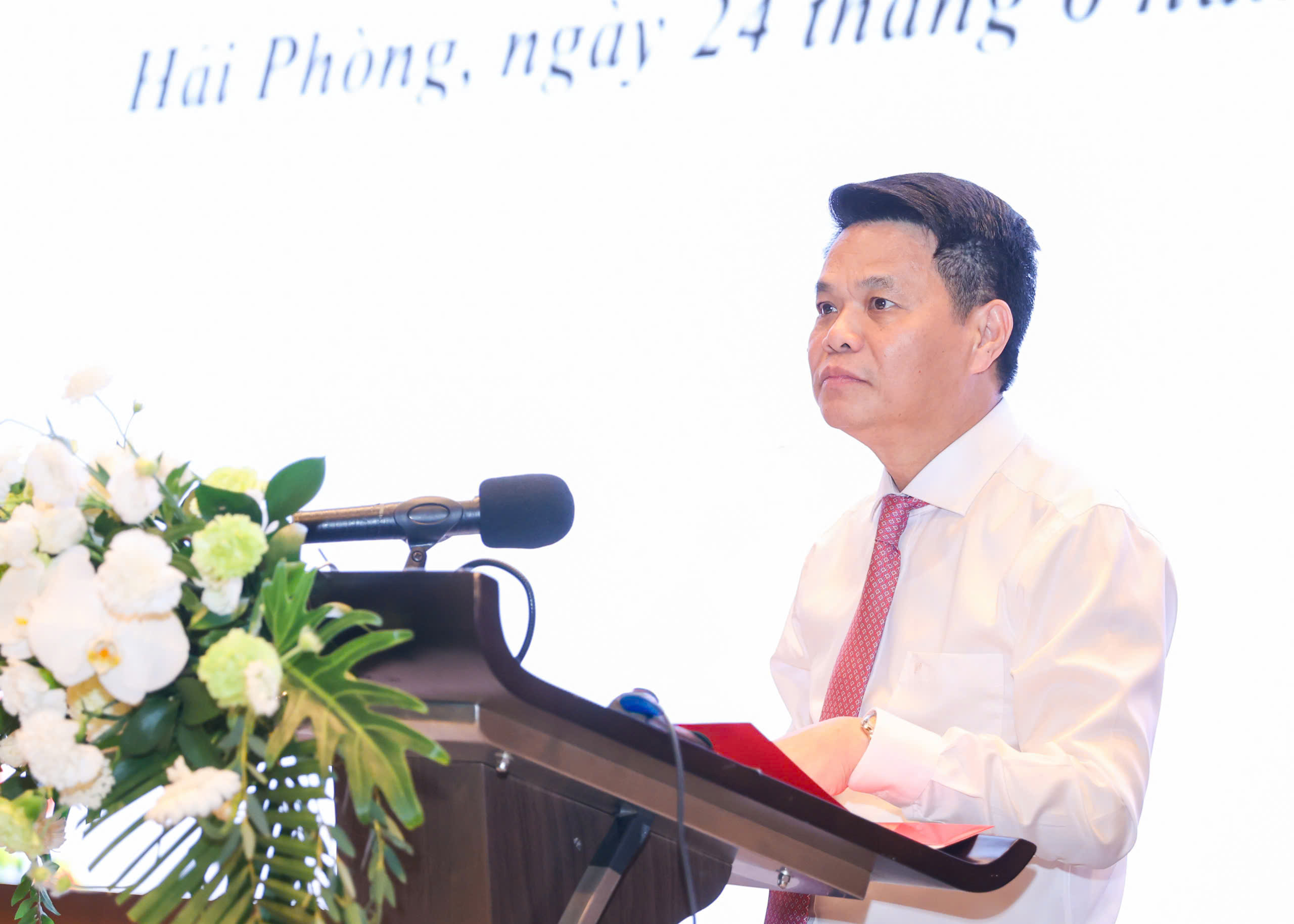 &Ocirc;ng L&ecirc; Ngọc Ch&acirc;u, Ủy vi&ecirc;n Trung ương Đảng, B&iacute; thư Th&agrave;nh ủy, Trưởng Đo&agrave;n đại biểu Quốc hội th&agrave;nh phố Hải Ph&ograve;ng ph&aacute;t biểu tại hội nghị.