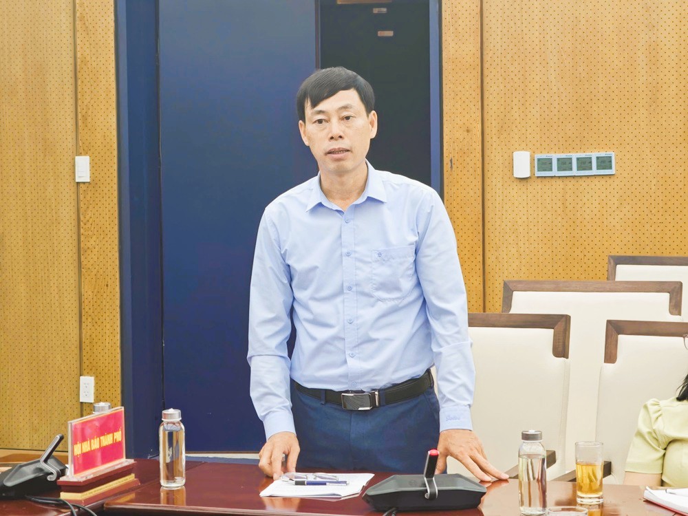 Ông Lương Thành Phong, Phó Giám đốc Công ty TNHH MTV Phát triển Hạ tầng Khu công nghiệp Đại An thông tin tại Hội nghị