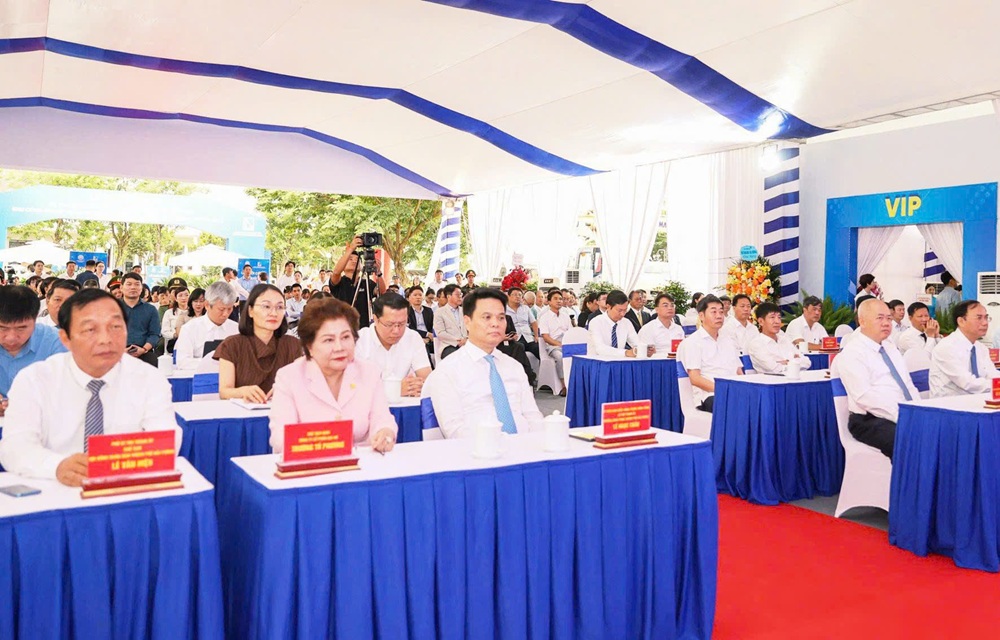 C&aacute;c đồng ch&iacute;: L&ecirc; Ngọc Ch&acirc;u, Ủy vi&ecirc;n Trung ương Đảng, B&iacute; thư Th&agrave;nh ủy, Trưởng Đo&agrave;n đại biểu Quốc hội th&agrave;nh phố; Đỗ Th&agrave;nh Trung, Ph&oacute; B&iacute; thư Th&agrave;nh ủy, Chủ tịch UBND th&agrave;nh phố; L&ecirc; Văn Hiệu, Ph&oacute; B&iacute; thư Th&agrave;nh ủy, Chủ tịch HĐND th&agrave;nh phố; c&aacute;c đồng ch&iacute; trong Ban Thường vụ Th&agrave;nh ủy, l&atilde;nh đạo UBND th&agrave;nh phố; đại diện Ban quản l&yacute; Khu c&ocirc;ng nghiệp Đại An dự