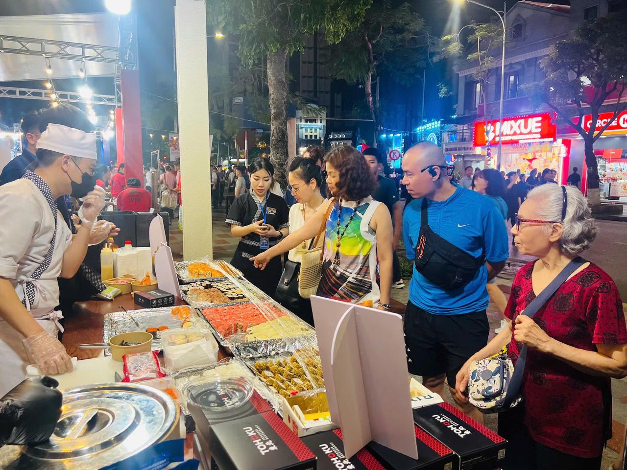 C&aacute;c gian h&agrave;ng ẩm thực tại khu vực dải vườn hoa trung t&acirc;m thu h&uacute;t đ&ocirc;ng đảo người d&acirc;n v&agrave; du kh&aacute;ch trong dịp Lễ hội Hoa Phượng Đỏ - Hải Ph&ograve;ng 2026