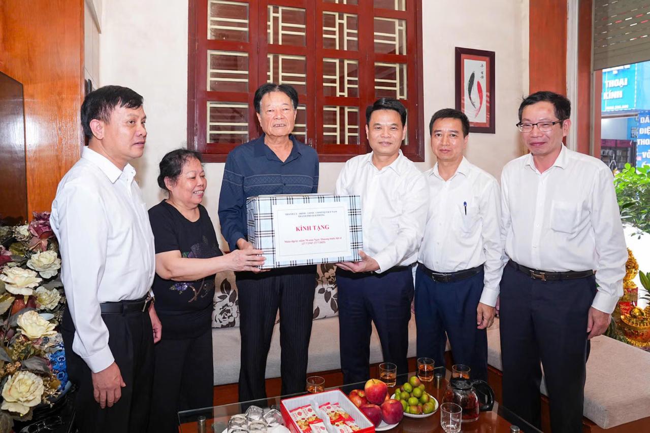 Lãnh đạo TP Hải Phòng tặng quà gia đình người có công trên địa bàn phường Lê Chân nhân dịp Kỷ niệm 78 năm Ngày Thương binh, liệt sỹ