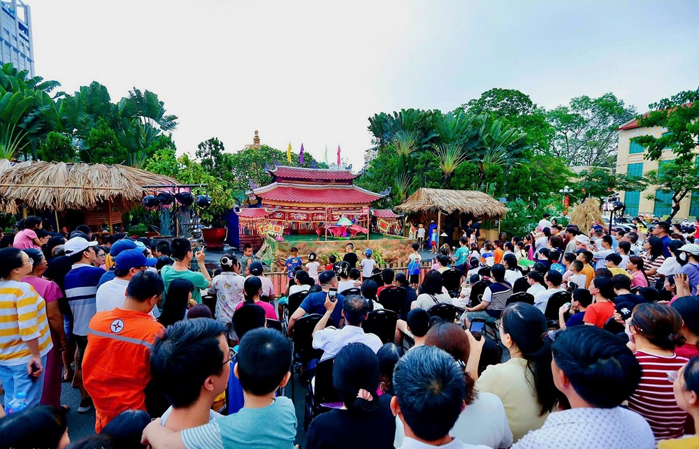 Những suất diễn m&uacute;a rối của Đo&agrave;n Nghệ thuật d&acirc;n gian th&agrave;nh phố tại Trung t&acirc;m Triển l&atilde;m v&agrave; Mỹ thuật Hải Ph&ograve;ng lu&ocirc;n chật k&iacute;n kh&aacute;n giả