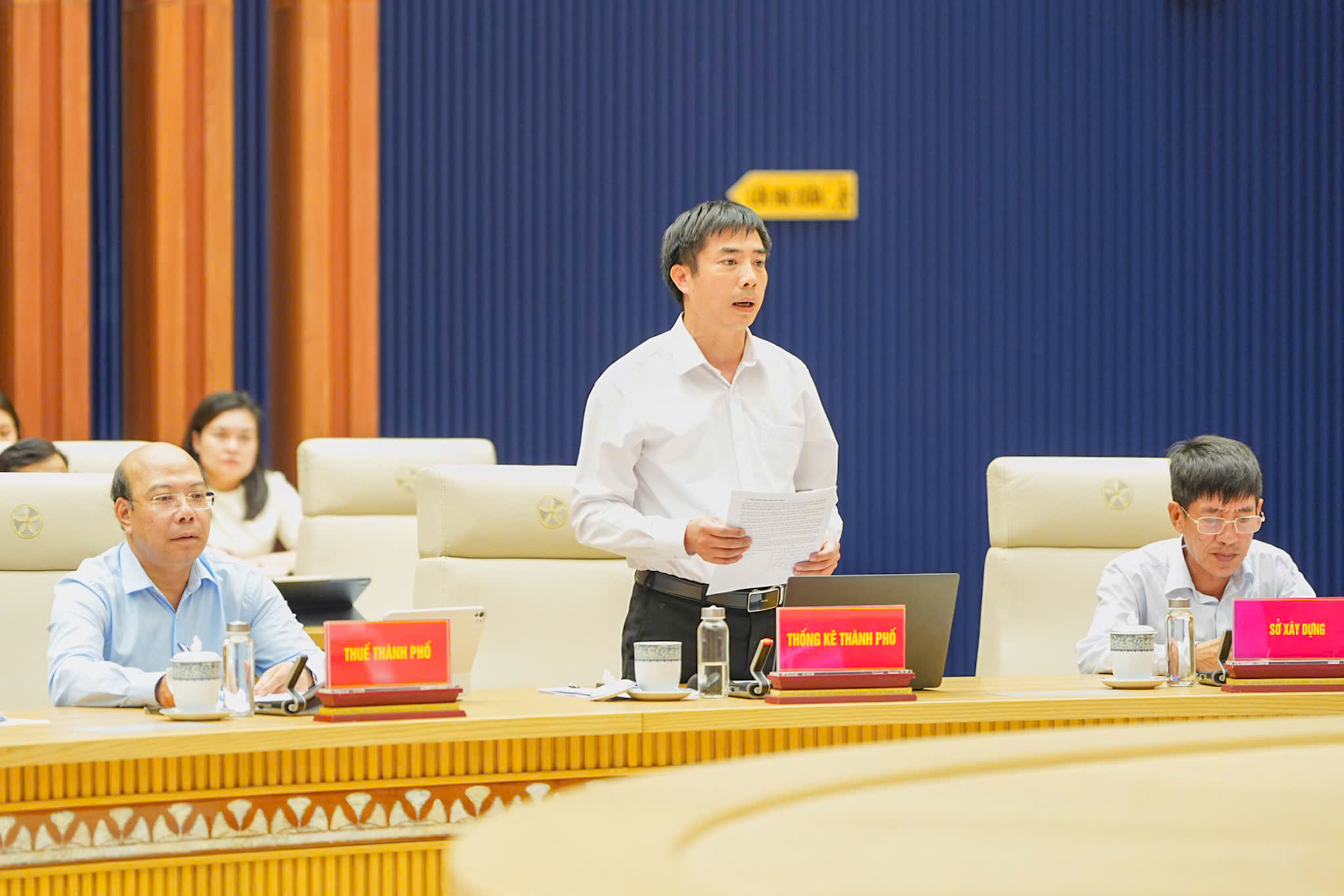 L&atilde;nh đạo Thống k&ecirc; th&agrave;nh phố b&aacute;o c&aacute;o tại phi&ecirc;n họp