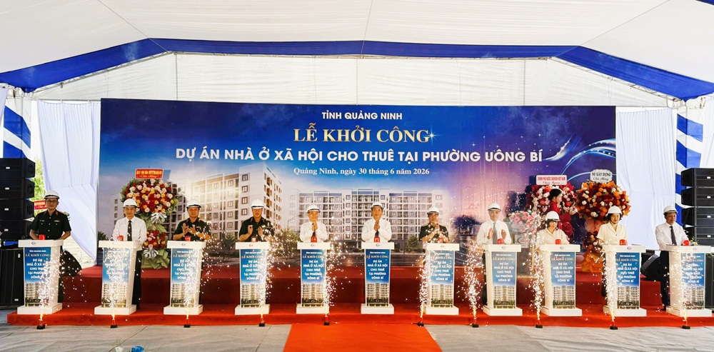 C&aacute;c đại biểu bấm n&uacute;t khởi c&ocirc;ng Dự &aacute;n nh&agrave; ở x&atilde; hội cho thu&ecirc; tại phường U&ocirc;ng B&iacute;. Ảnh- Quỳnh Nga