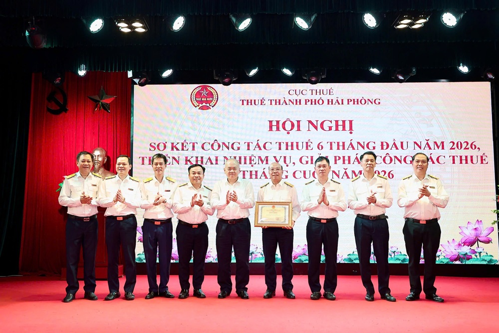 Trao tặng Bằng khen của Chủ tịch UBND Th&agrave;nh phố cho tập thể Thuế th&agrave;nh phố Hải Ph&ograve;ng