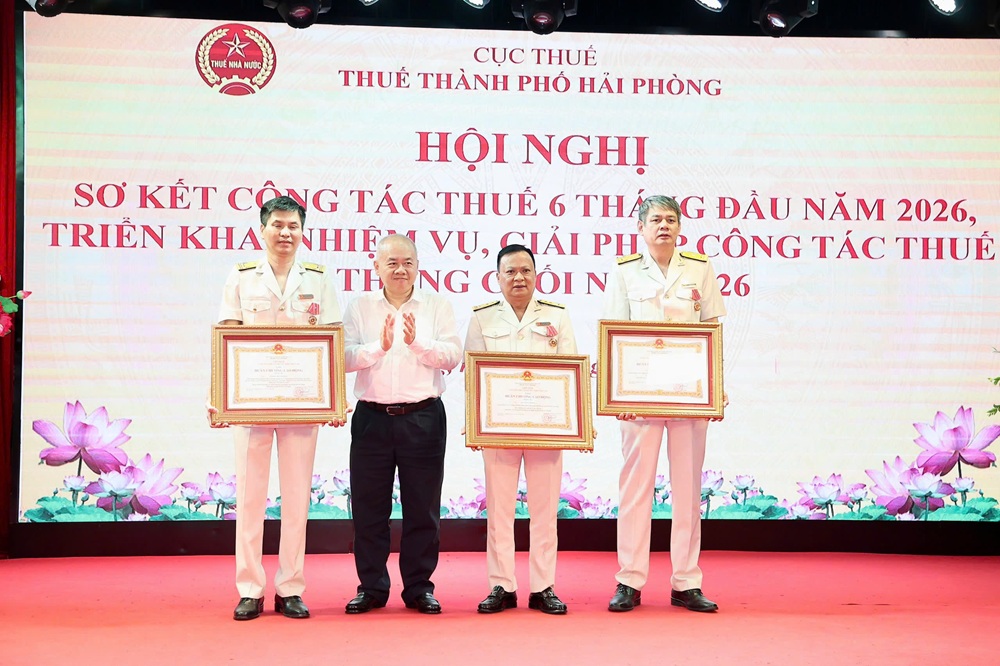 Trao tặng Hu&acirc;n chương Lao động hạng Ba cho 3 c&aacute; nh&acirc;n