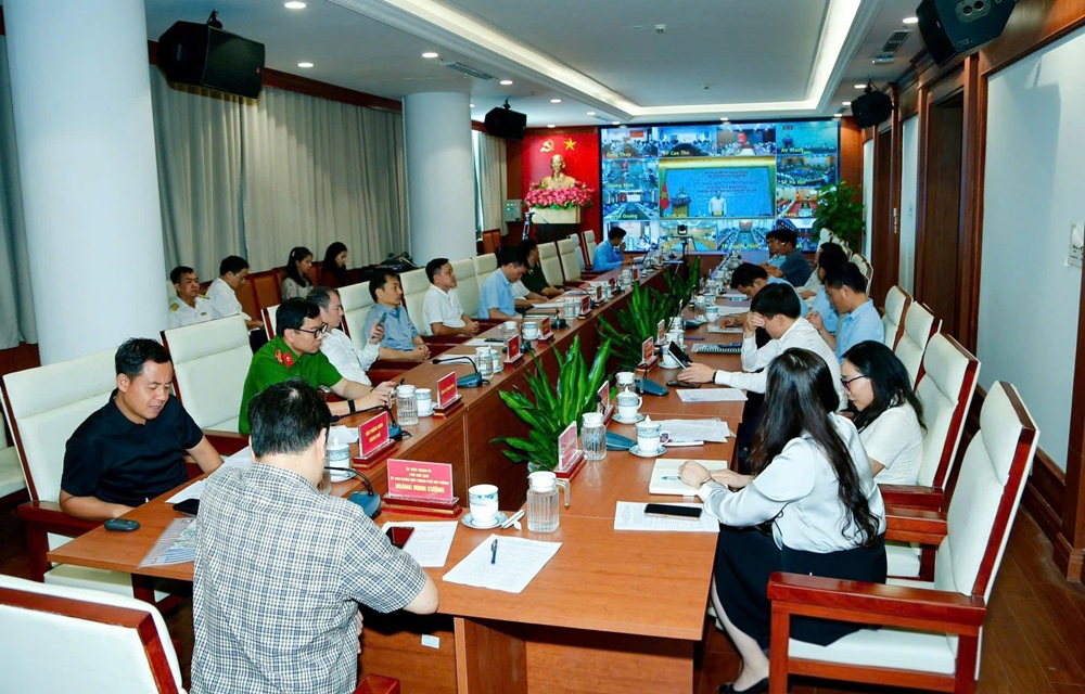&Ocirc;ng Ho&agrave;ng Minh Cường, Ph&oacute; chủ tịch UBND TP. Hải Ph&ograve;ng v&agrave; c&aacute;c đại biểu dự họp tại điểm cầu th&agrave;nh phố Hải Ph&ograve;ng