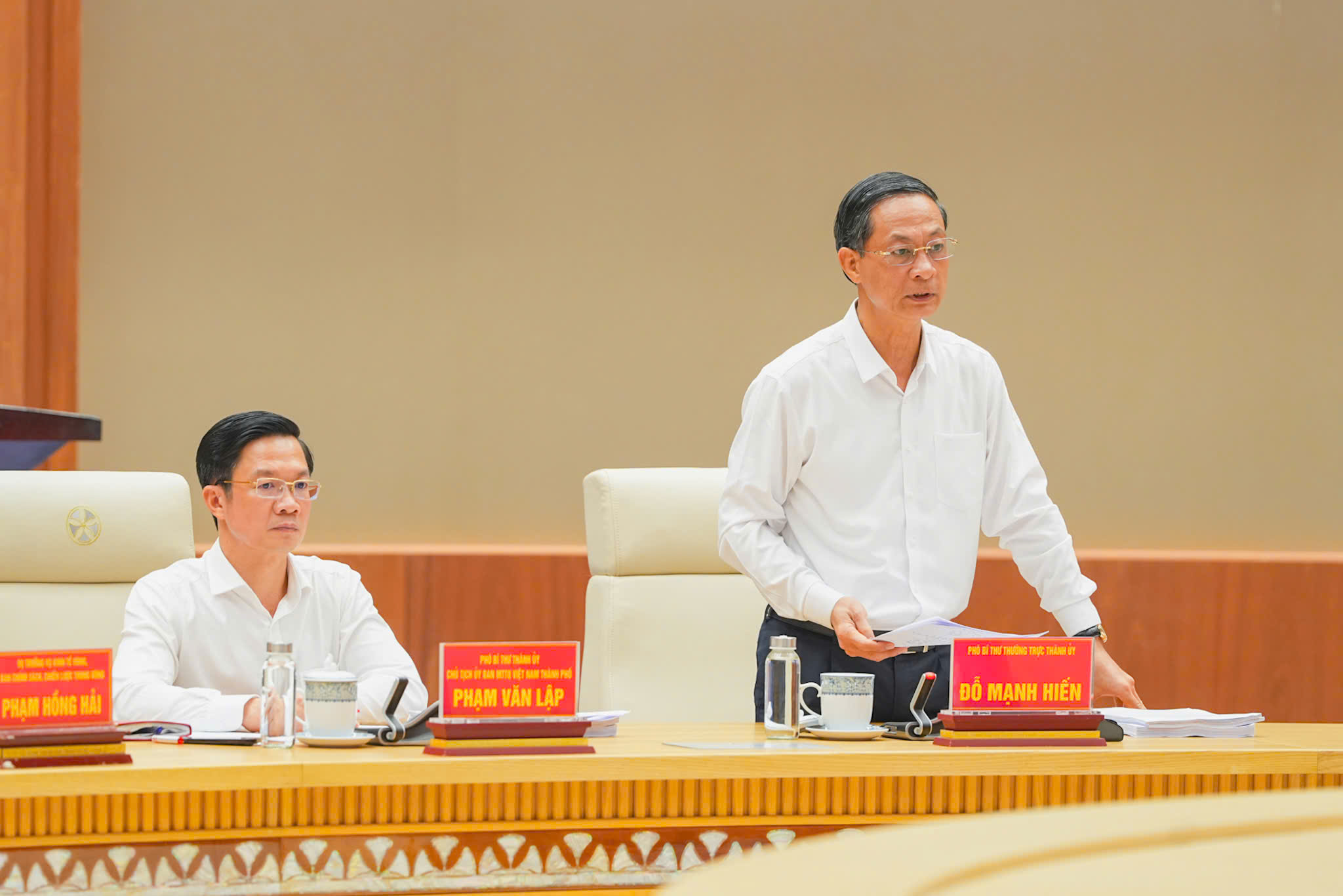 Ph&oacute; B&iacute; thư Thường trực Th&agrave;nh ủy Đỗ Mạnh Hiến điều h&agrave;nh thảo luận về c&ocirc;ng t&aacute;c x&acirc;y dựng Đảng 