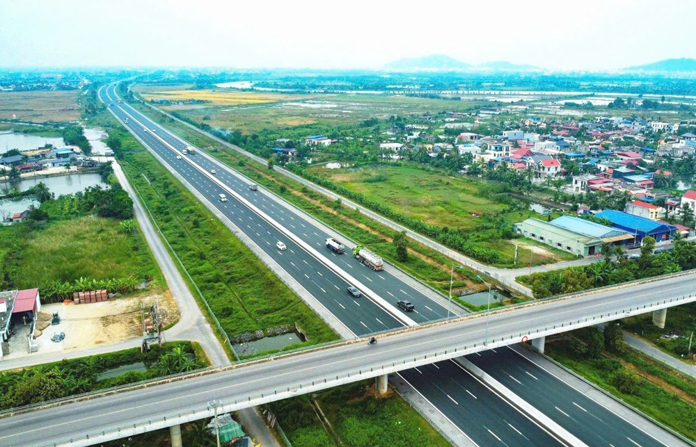Dự án đường sắt Lào Cai - Hà Nội - Hải Phòng đoạn đi qua xã An Khánh. Ảnh: Trung Kiên