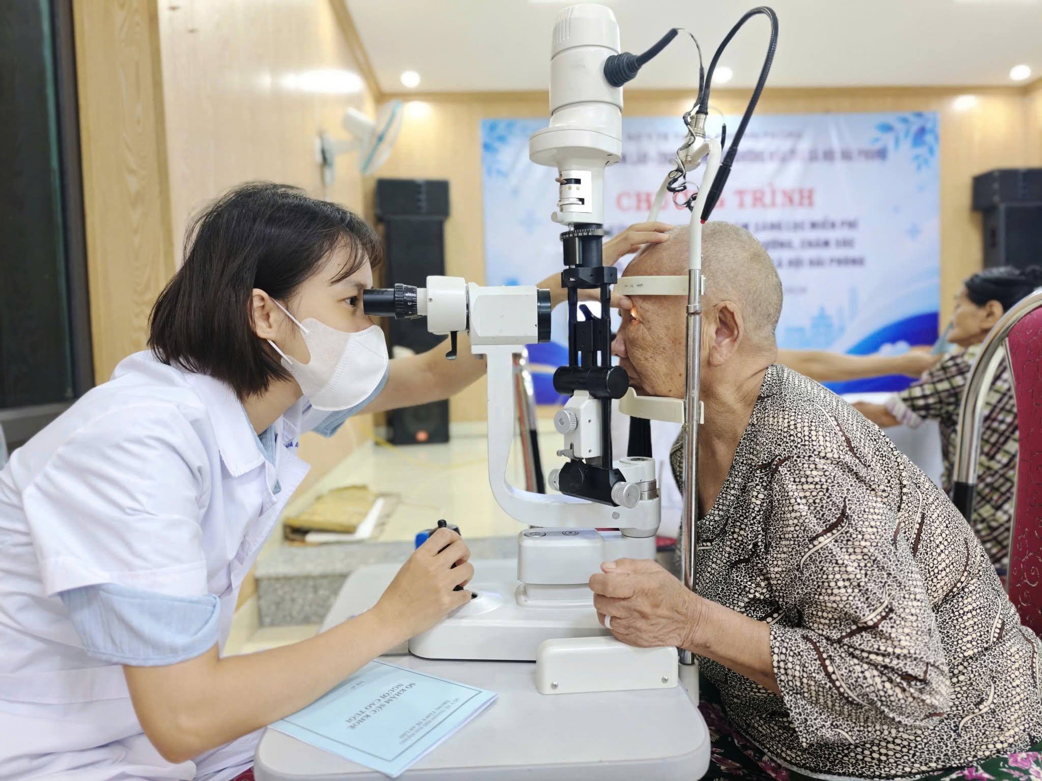 Trung t&acirc;m y tế An L&atilde;o phối hợp với Trung t&acirc;m Nu&ocirc;i dưỡng v&agrave; Bảo trợ x&atilde; hội Hải Ph&ograve;ng tổ chức chương tr&igrave;nh kh&aacute;m sức khỏe định kỳ cho người cao tuổi đang được chăm s&oacute;c v&agrave; nu&ocirc;i dưỡng tại đơn vị