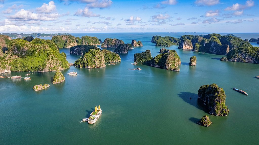 Tuyến t&agrave;u du lịch kết nối vịnh Hạ Long v&agrave; vịnh Lan Hạ mở ra h&agrave;nh tr&igrave;nh xuy&ecirc;n v&ugrave;ng di sản độc đ&aacute;o, hấp dẫn