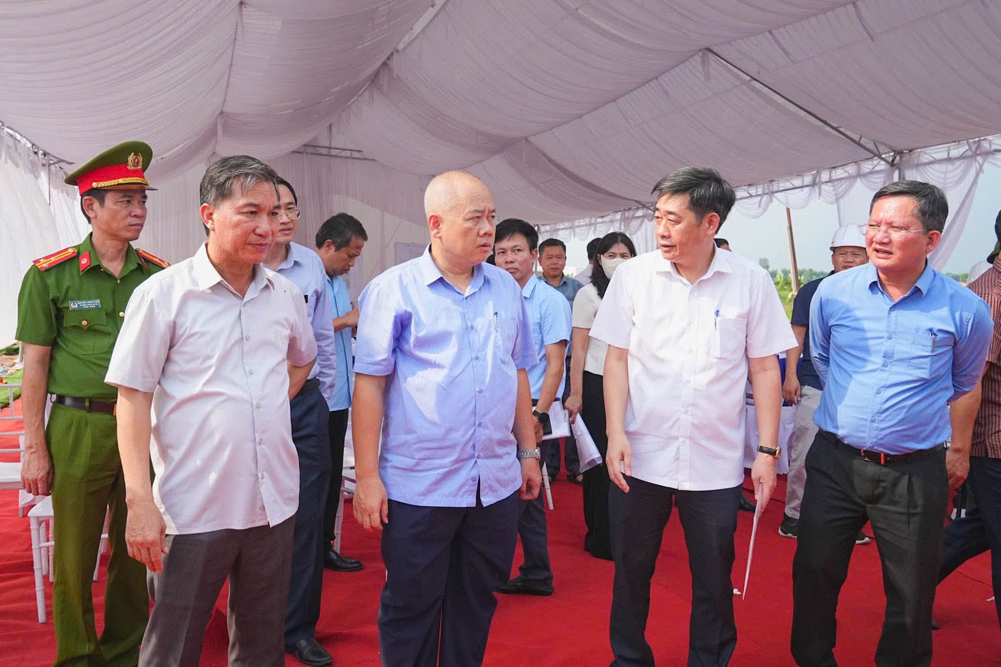 Ông Đỗ Thành Trung, Chủ tịch UBND TP. Hải Phòng cùng lãnh đạo các Sở, ngành kiểm tra tiến độ triển khai Dự án đầu tư xây dựng và kinh doanh kết cấu hạ tầng Khu công nghiệp Tân Trường mở rộng. Ảnh: Đàm Thanh