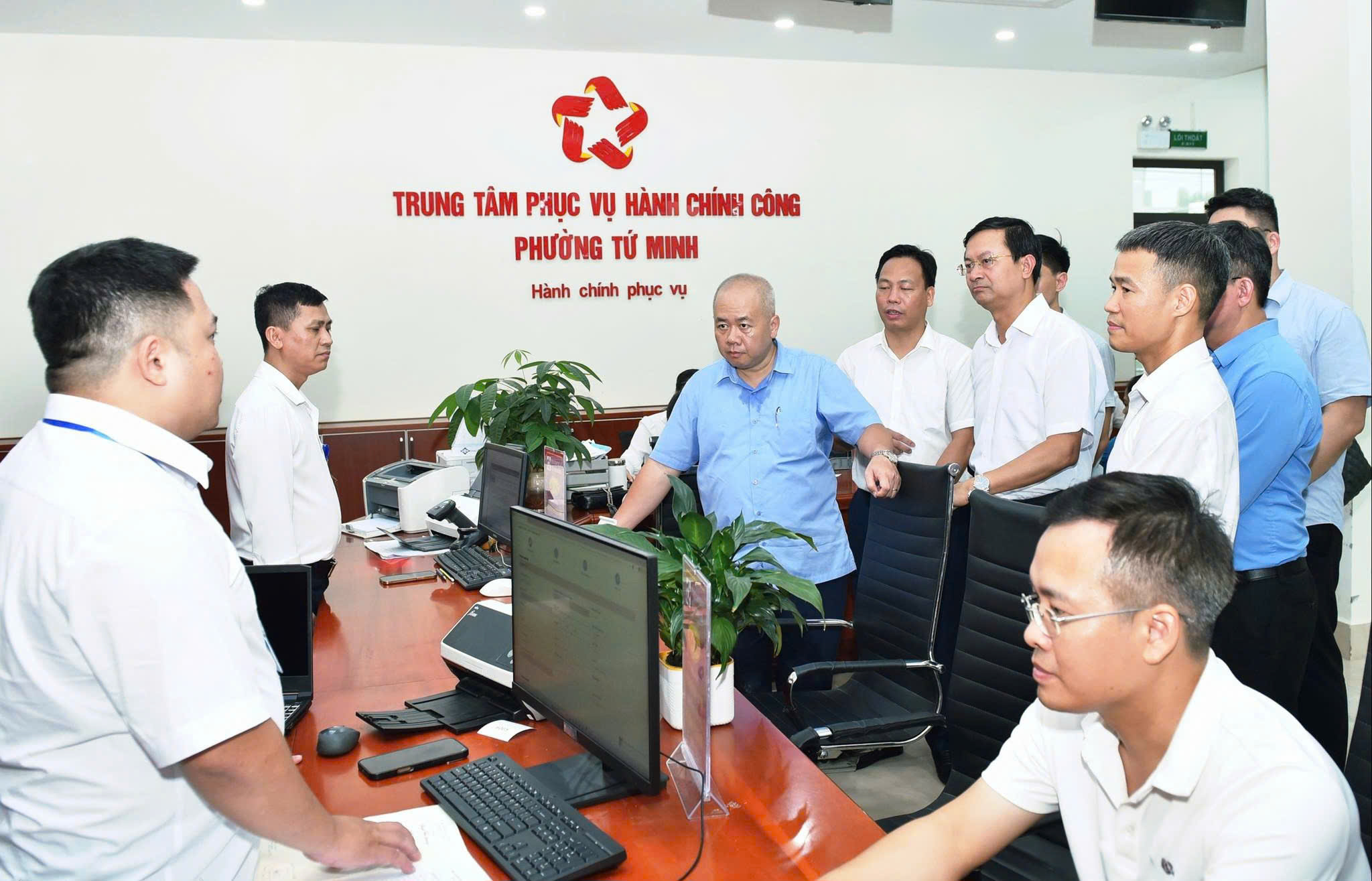 Ông Đỗ Thành Trung, Chủ tịch UBND TP. Hải Phòng kiểm tra tại Trung tâm Phục vụ hành chính công phường Tứ Minh. Ảnh: Đàm Thanh