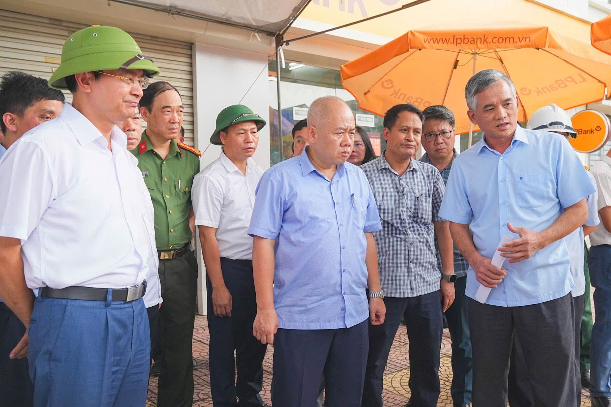 Ông Đỗ Thành Trung, Chủ tịch UBND TP. Hải Phòng kiểm tra tiến độ triển khai Dự án đầu tư xây dựng đường gom dọc Quốc lộ 5 phải tuyến từ ngã tư Ghẽ đi ngã tư Lai Cách. Ảnh- Đàm Thanh