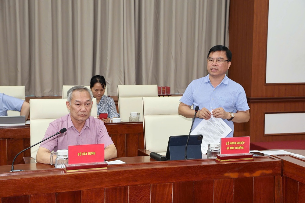 Ông Dương Đình Ổn, Phó giám đốc Sở Nông nghiệp và Môi trường Dương Đình Ổn báo cáo tiến độ và những khó khăn, vướng mắc trong công tác GPMB. Ảnh: Việt Cường