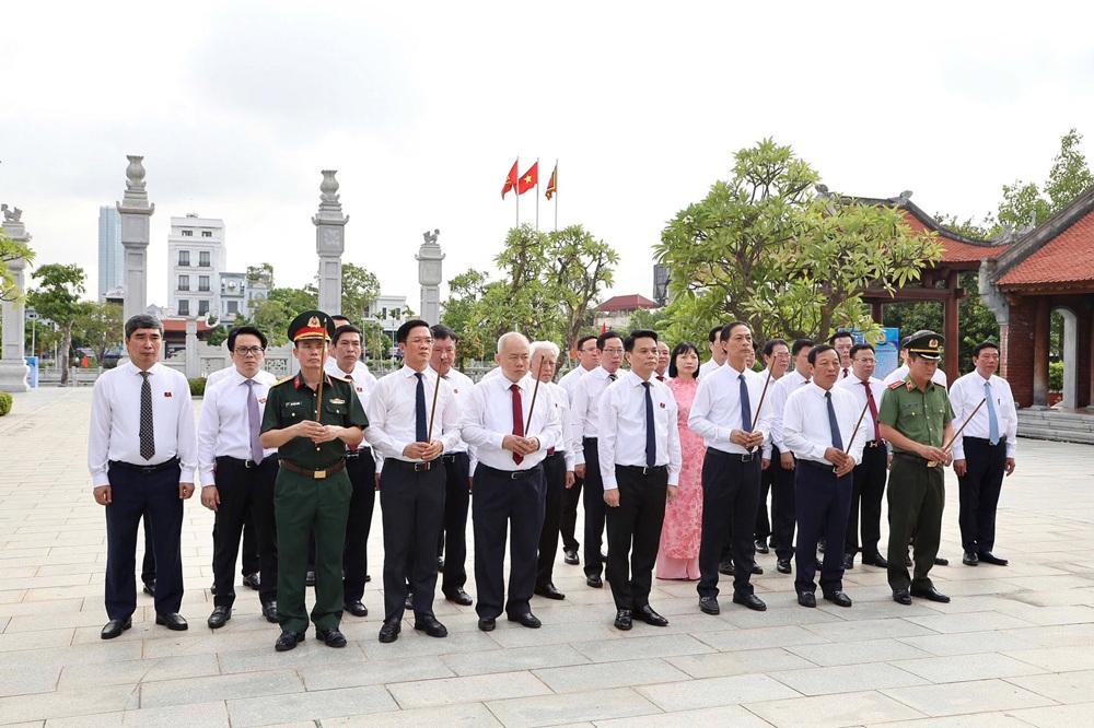 Lãnh đạo TP. Hải Phòng dâng hương tưởng niệm tại Nhà tưởng niệm đồng chí Nguyễn Đức Cảnh ở phường An Hải.