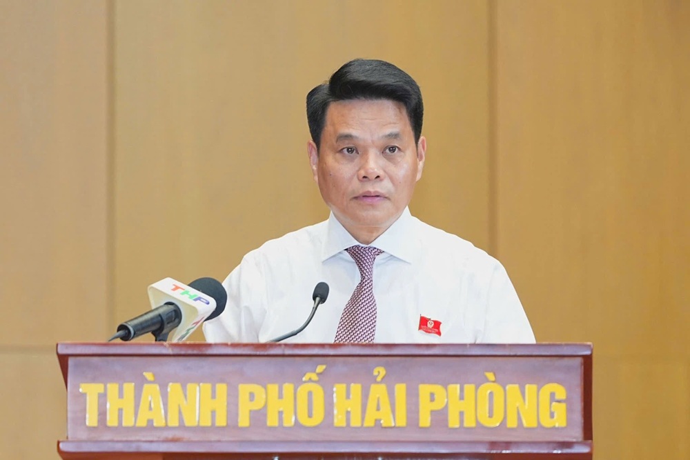Ông Lê Ngọc Châu, Ủy viên Trung ương Đảng, Bí thư Thành ủy, Trưởng Đoàn đại biểu Quốc hội TP. Hải Phòng phát biểu chỉ đạo tại kỳ họp