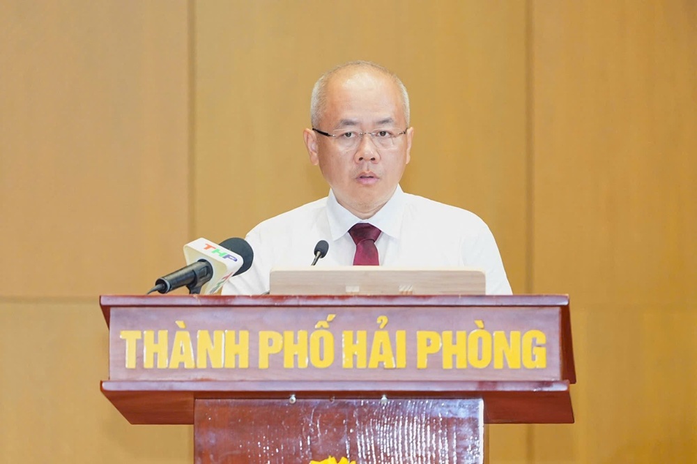 Ông Đỗ Thành Trung, Chủ tịch UBND TP. Hải Phòng báo cáo tại Kỳ họp.