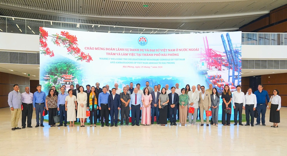 C&aacute;c đại biểu chụp ảnh lưu niệm.