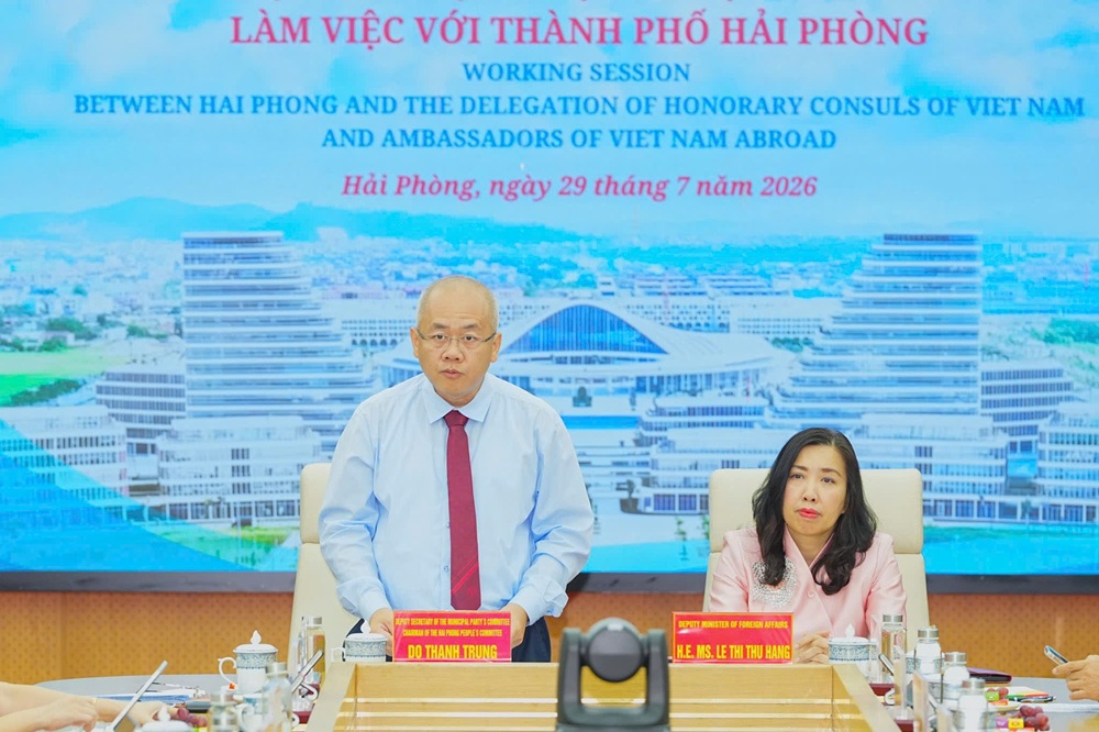 &Ocirc;ng Đỗ Th&agrave;nh Trung, Chủ tịch UBND TP. Hải Ph&ograve;ng ph&aacute;t biểu tại cuộc l&agrave;m việc.