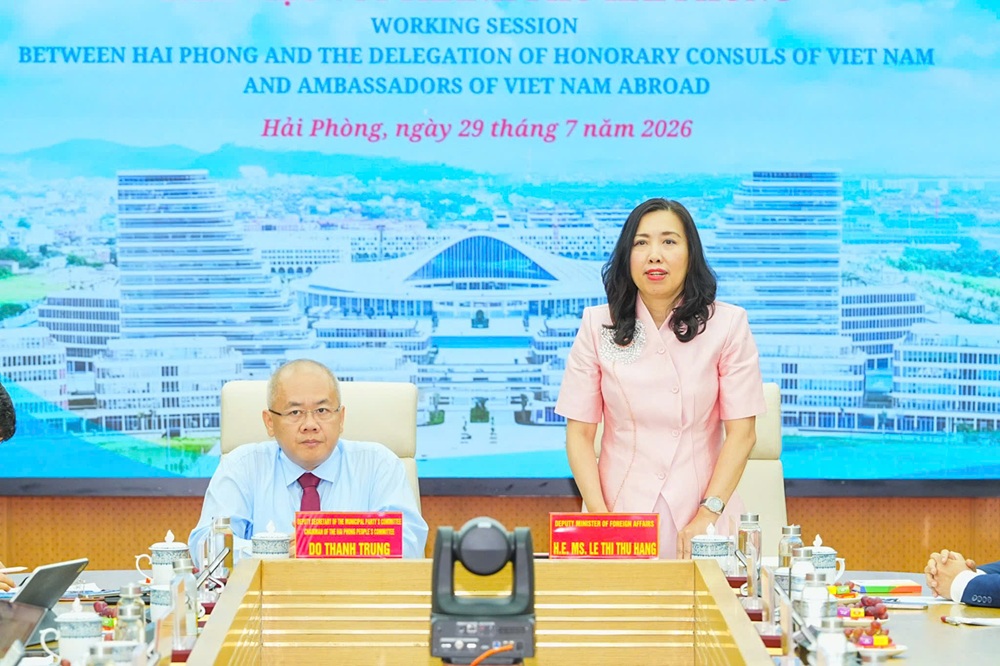 Thứ trưởng Bộ Ngoại giao L&ecirc; Thị Thu Hằng ph&aacute;t biểu tại cuộc l&agrave;m việc.