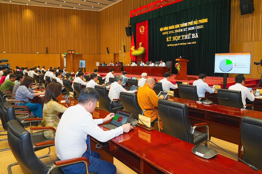 Đại biểu HĐND TP. Hải Ph&ograve;ng biểu quyết thông qua các nội dung của Đ&ecirc;̀ án di dời cư dân k&ecirc;́t hợp với chỉnh trang đô thị và cải tạo, xây dựng lại chung cư cũ, xu&ocirc;́ng c&acirc;́p