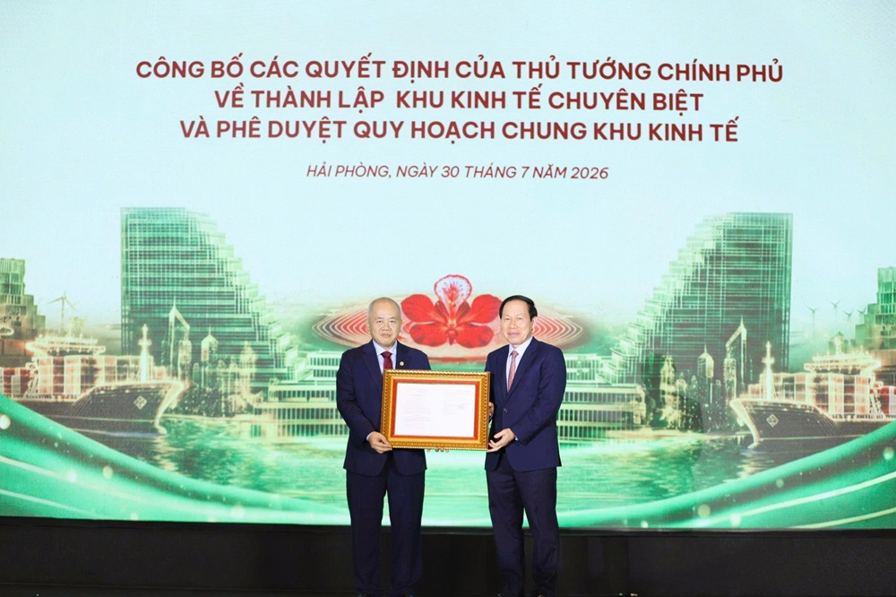 Ông Lê Tiến Châu, Phó thủ tướng Chính phủ trao các Quyết định thành lập KKT chuyên biệt và phê duyệt quy hoạch chung KKT ven biển phía Nam cho ông Đỗ Thành Trung, Chủ tịch UBND TP. Hải Phòng. Ảnh: Thanh Sơn