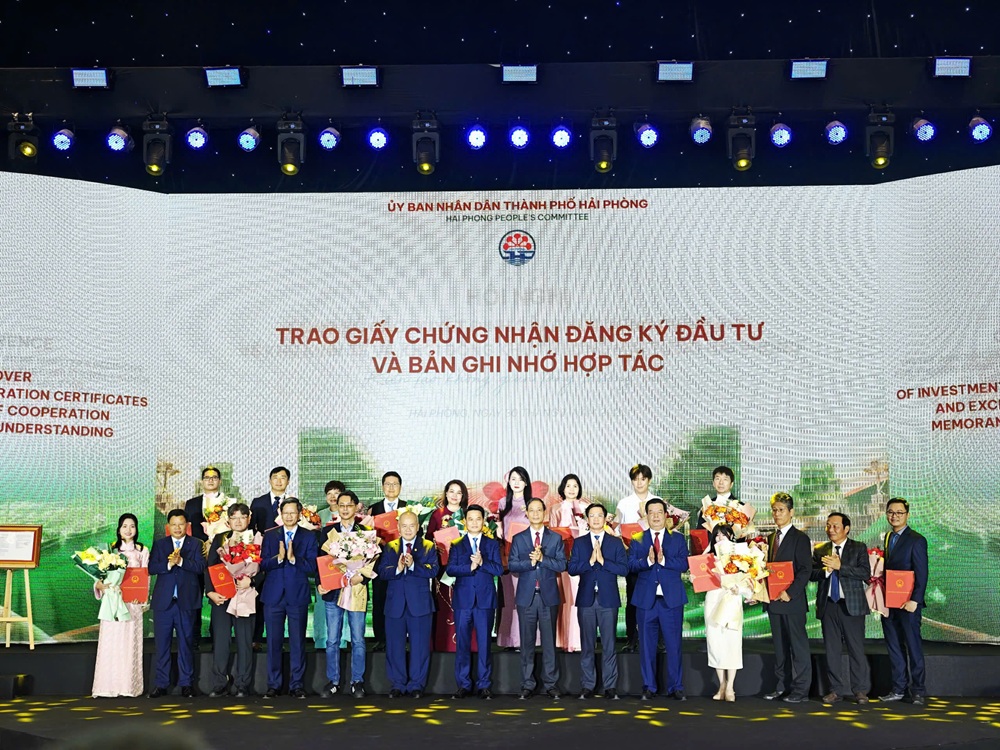 Lãnh đạo TP. Hải Phòng trao giấy chứng nhận đăng ký đầu tư và bản ghi nhớ hợp tác với tổng vốn đăng ký đạt 3,2 tỷ USD. Ảnh: Thanh Sơn