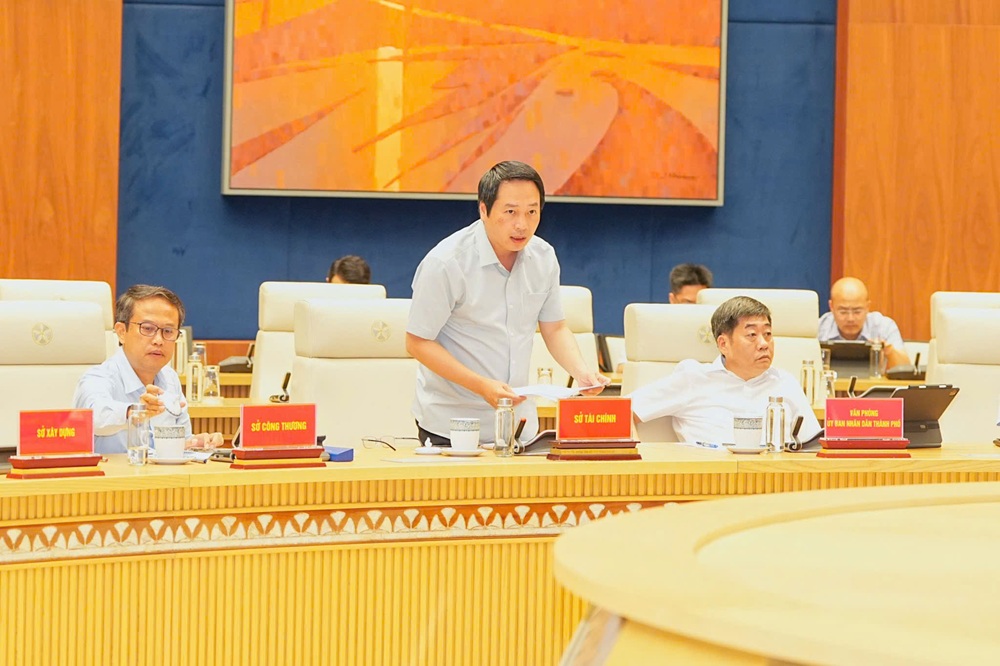 Ông Nguyễn Ngọc Tú, Giám đốc Sở tài chính Hải Phòng báo cáo tại Phiên họp