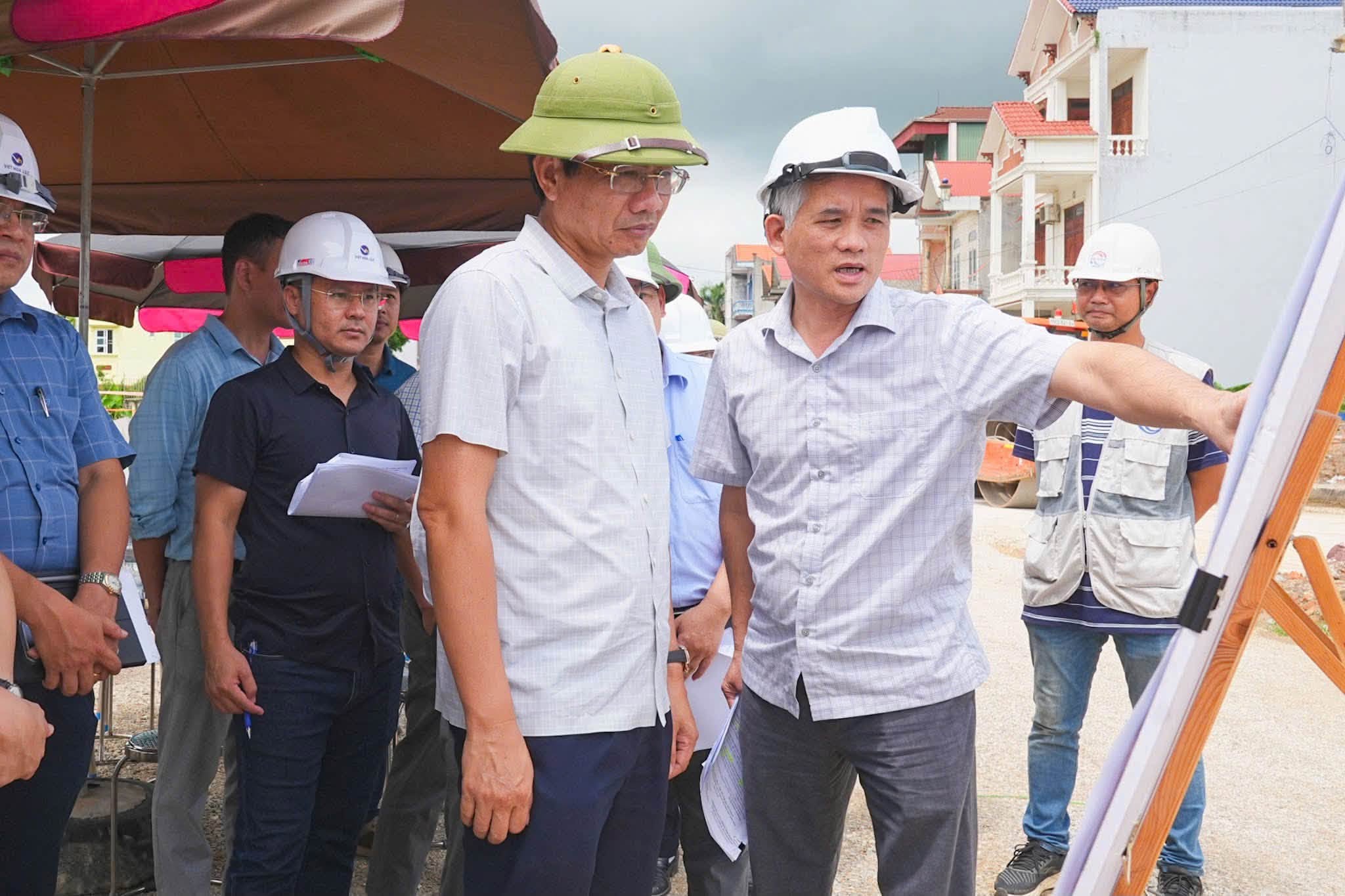 Lê Anh Quân, Phó Chủ tịch Thường trực UBND thành phố nghe báo cáo tiến độ thực hiện Dự án Đầu tư xây dựng đường tránh quốc lộ 37, đoạn qua thị trấn Gia Lộc (trước đây) đoạn nối từ cầu Thống Nhất với đường vành đai I thành phố Hải Dương (trước đây). Ảnh- NH