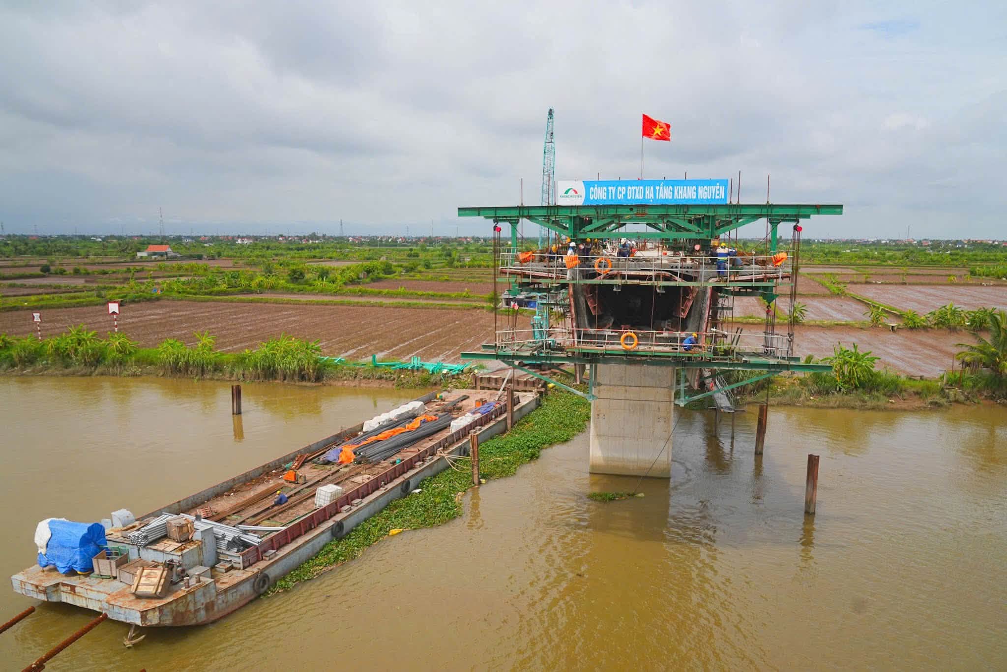 Công nhân thi công cầu vượt sông Thái Bình. Ảnh: NH