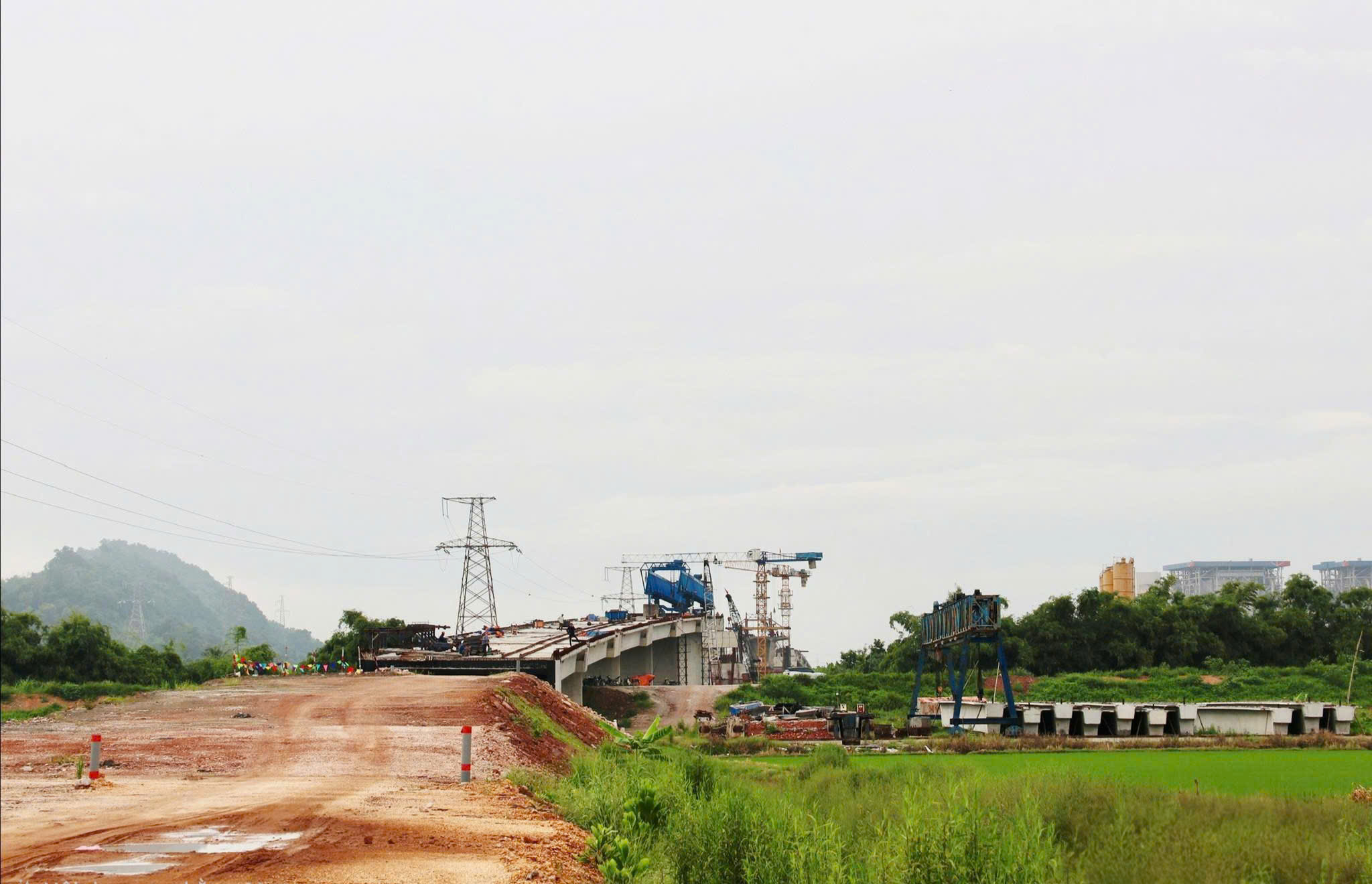 Dự án cầu Vạn và tuyến đường dẫn (Hải Phòng) đang được quyết liệt tháo gỡ vướng mắc, tăng tốc thi công để sớm phát huy vai trò kết nối vùng. Ảnh: NM