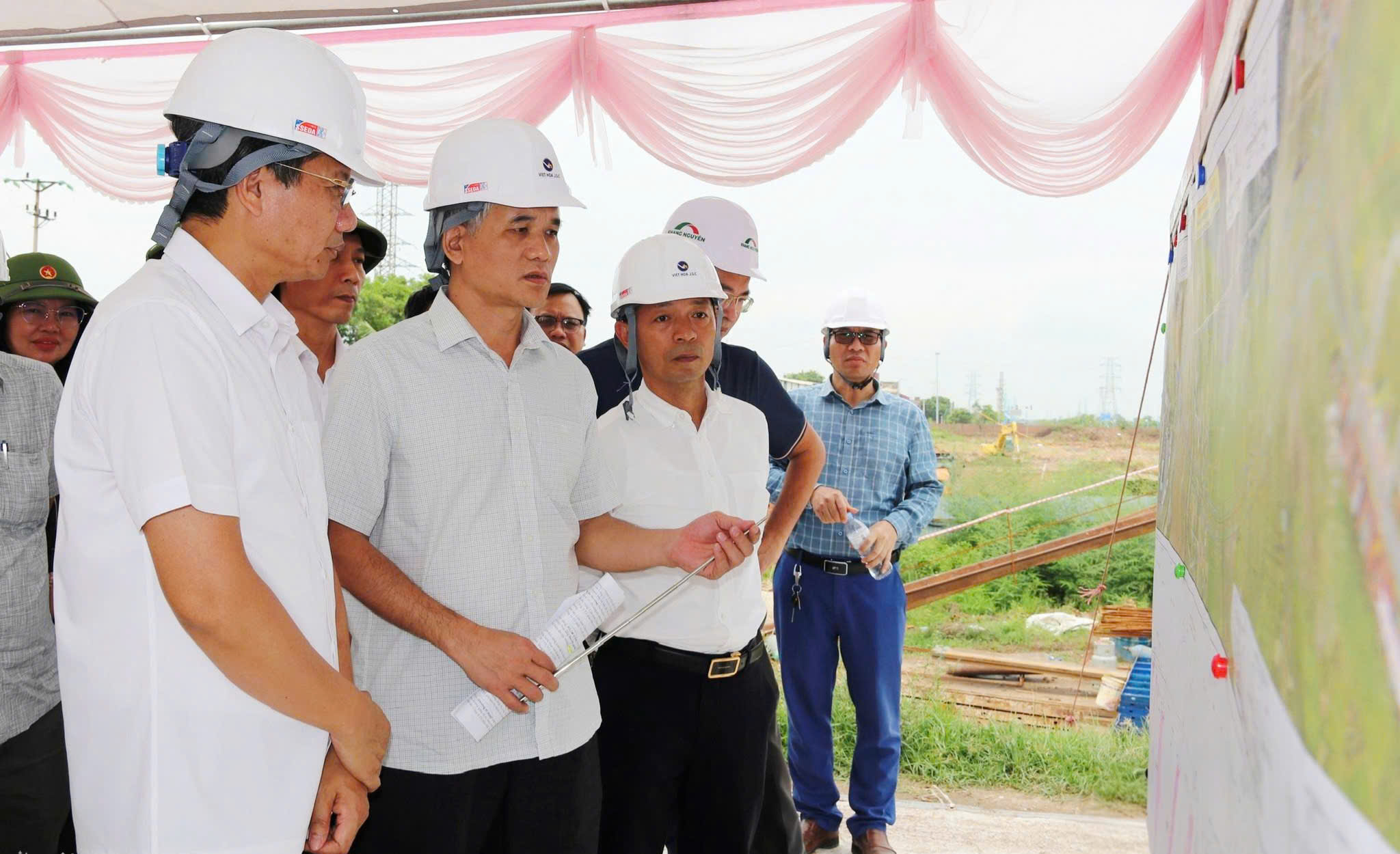 Ông Lê Anh Quân, Phó chủ tịch Thường trực UBND TP. Hải Phòng kiểm tra Dự án cầu vượt sông Thái Bình và đường dẫn thuộc tuyến đường vành đai I, đoạn từ đường 391 đến đường 390C. Ảnh: NM