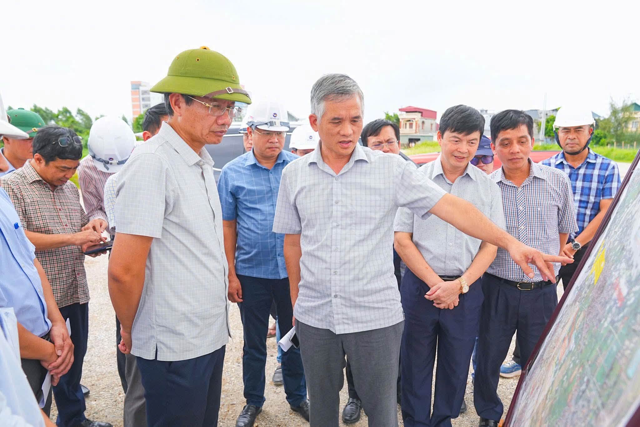 Phó Chủ tịch Thường trực Lê Anh Quân kiểm tra tiến độ thi công cầu vượt sông Thái Bình thuộc Dự án Đầu tư xây dựng đường tỉnh 396 kéo dài (đoạn nối từ đường tỉnh 391 đến đường tỉnh 390). Ảnh: NH