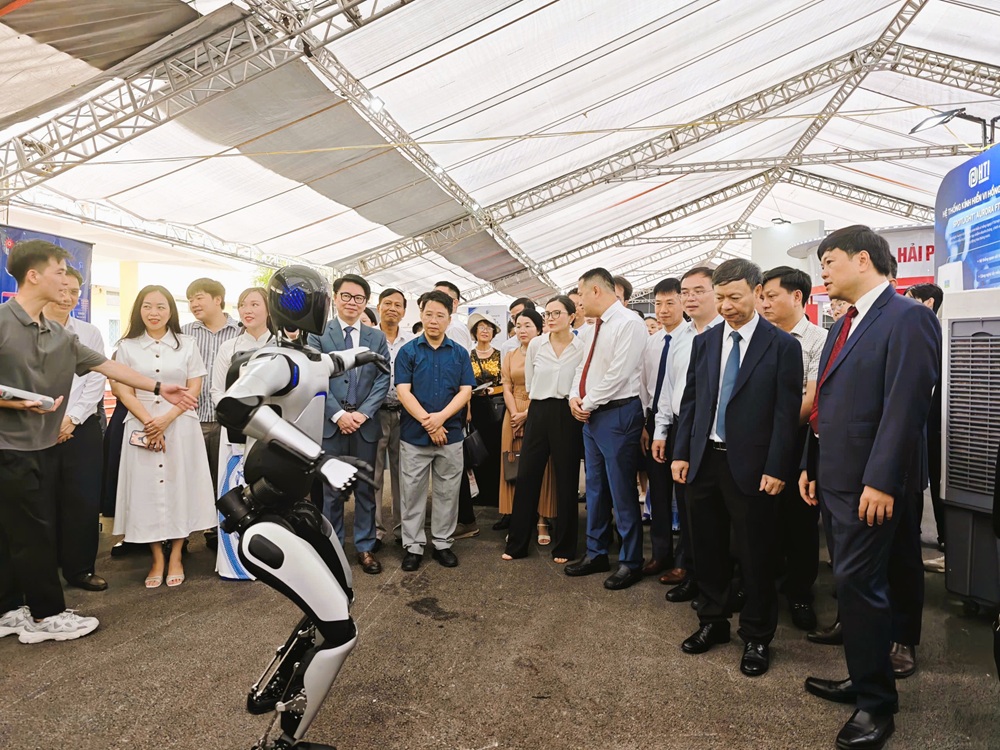 L&atilde;nh đạo Bộ khoa học v&agrave; c&ocirc;ng nghệ, l&atilde;nh đạo TP. Hải Ph&ograve;ng c&ugrave;ng c&aacute;c đại biểu tham quan kh&ocirc;ng gian triển l&atilde;m thiết kế theo &ldquo;Hải tr&igrave;nh 5 Cảng c&ocirc;ng nghệ&rdquo; (5 Tech Ports). Ảnh- Thanh Sơn