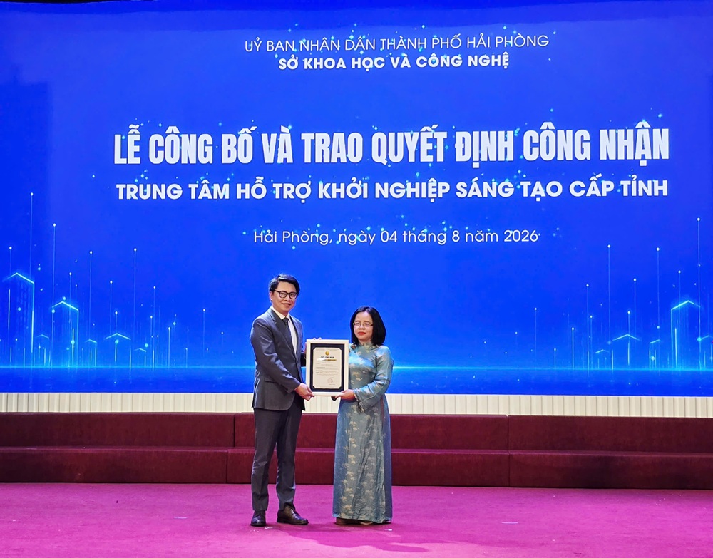 Nguyễn Cao Thắng, Gi&aacute;m đốc Sở khoa học v&agrave; c&ocirc;ng nghệ th&agrave;nh phố trao Quyết định c&ocirc;ng nhận Trung t&acirc;m Hỗ trợ khởi nghiệp s&aacute;ng tạo cấp tỉnh cho Trung t&acirc;m Đổi mới s&aacute;ng tạo v&agrave; Ứng dụng khoa học &ndash; c&ocirc;ng nghệ Hải Ph&ograve;ng
