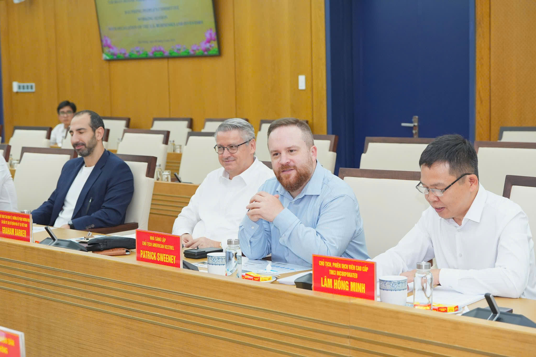 Đại diện Đoàn doanh nghiệp và các nhà đầu tư Hoa Kỳ phát biểu tại cuộc làm việc