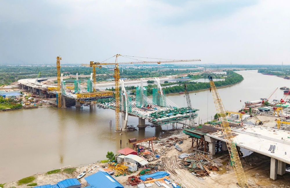 Thi công cầu Hải Thành vượt sông Lạch Tray thuộc Dự án đường Vành đai 2 đoạn Tân Vũ - Hưng Đạo- đường Bùi Viện. Ảnh: Lê Dũng