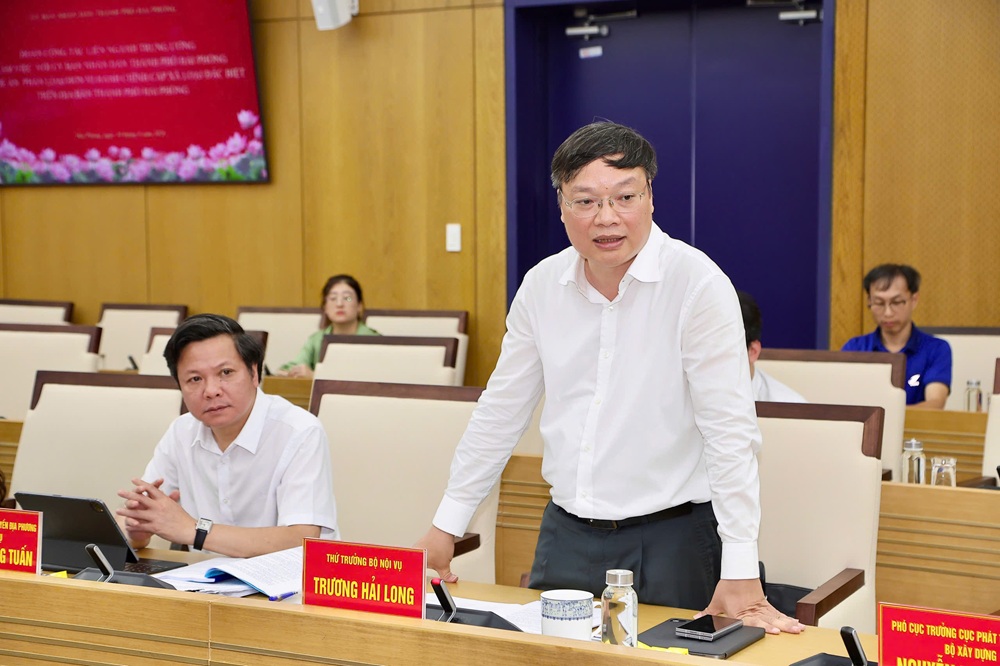 Thứ trưởng Bộ Nội vụ Trương Hải Long phát biểu chỉ đạo tại cuộc làm việc